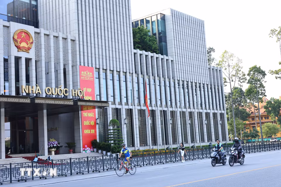 Treo cờ rủ tại Tòa nhà Quốc hội. (Ảnh: Minh Đức/TTXVN)
