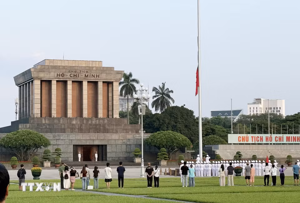 Lễ thượng cờ rủ trên Quảng trường Ba Đình, thành phố Hà Nội, sáng 10/8/2026. (Ảnh: Lâm Khánh/TTXVN)