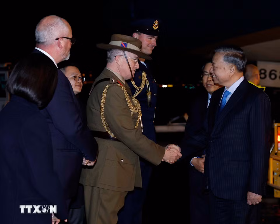 Quan chức Australia đón Tổng Bí thư, Chủ tịch nước Tô Lâm tại sân bay quốc tế Sydney Kingsford Smith. (Ảnh: Thống Nhất/TTXVN) ​