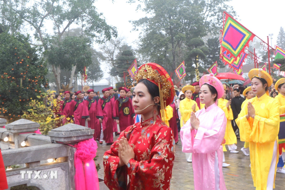 Các nữ quan thực hiện lễ tế theo nghi thức truyền thống. (Ảnh: Nguyễn Thảo/TTXVN)