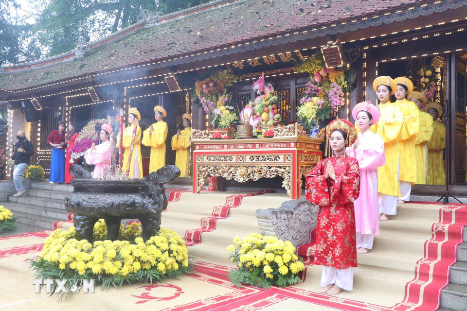 Các nữ quan thực hiện lễ dâng hương, hoa tưởng nhớ, tri ân công đức Tổ Mẫu Âu Cơ. (Ảnh: Nguyễn Thảo/TTXVN)