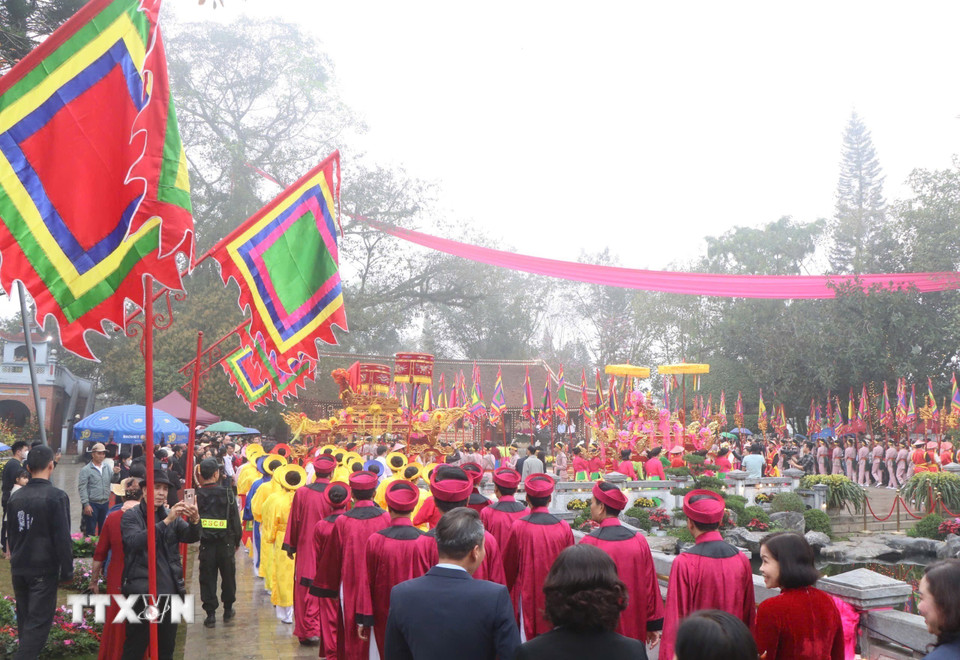 Đông đảo người dân và du khách tham gia Lễ tế Tổ Mẫu Âu Cơ. (Ảnh: Nguyễn Thảo/TTXVN)