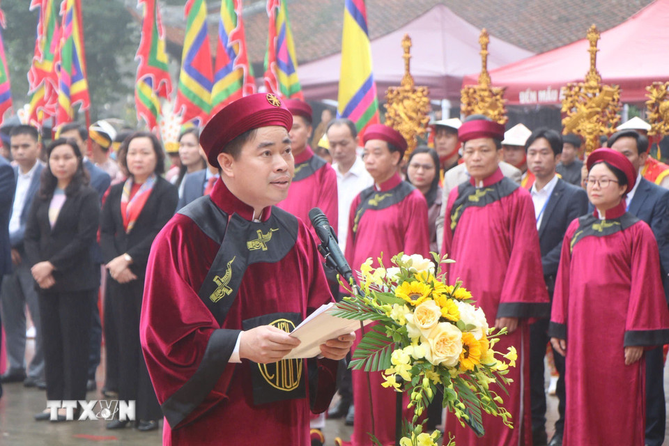 Lãnh đạo xã Hiền Lương đọc diễn văn tri ân công đức Tổ Mẫu Âu Cơ và cầu mong Tổ Mẫu phù hộ cho quốc thái dân an. (Ảnh: Nguyễn Thảo/TTXVN)