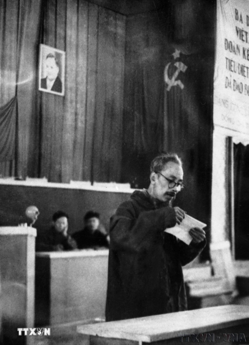 Chủ tịch Hồ Chí Minh đọc báo cáo chính trị tại Đại hội Đảng toàn quốc lần thứ 2 ở chiến khu Việt Bắc (2/1951). (Ảnh: TTXVN)