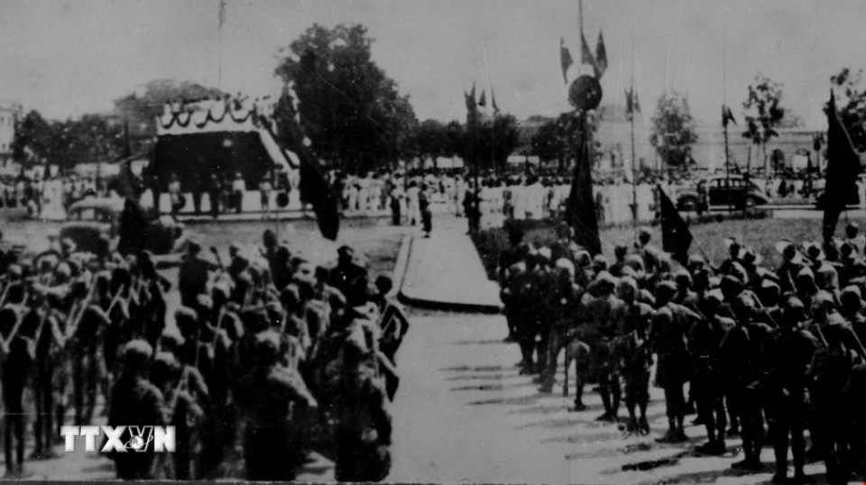 Nhân dân tập trung tại Quảng trường Ba Đình nghe Chủ tịch Hồ Chí Minh đọc Tuyên ngôn Độc lập, sáng 2/9/1945. (Ảnh: Tư liệu TTXVN)