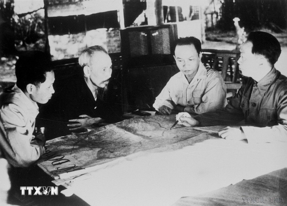 Chủ tịch Hồ Chí Minh, Đại tướng Võ Nguyên Giáp (phải) cùng các đồng chí lãnh đạo Đảng bàn kế hoạch mở Chiến dịch Điện Biên Phủ. (Ảnh: TTXVN)