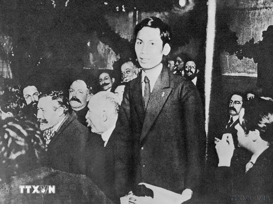 Đồng chí Nguyễn Ái Quốc phát biểu tại Đại hội thành lập Đảng Cộng sản Pháp họp ở thành phố Tua. Đồng chí là người Việt Nam đầu tiên trở thành người cộng sản và là một trong những sáng lập viên của Đảng Cộng sản Pháp (12/1920). (Ảnh: TTXVN)