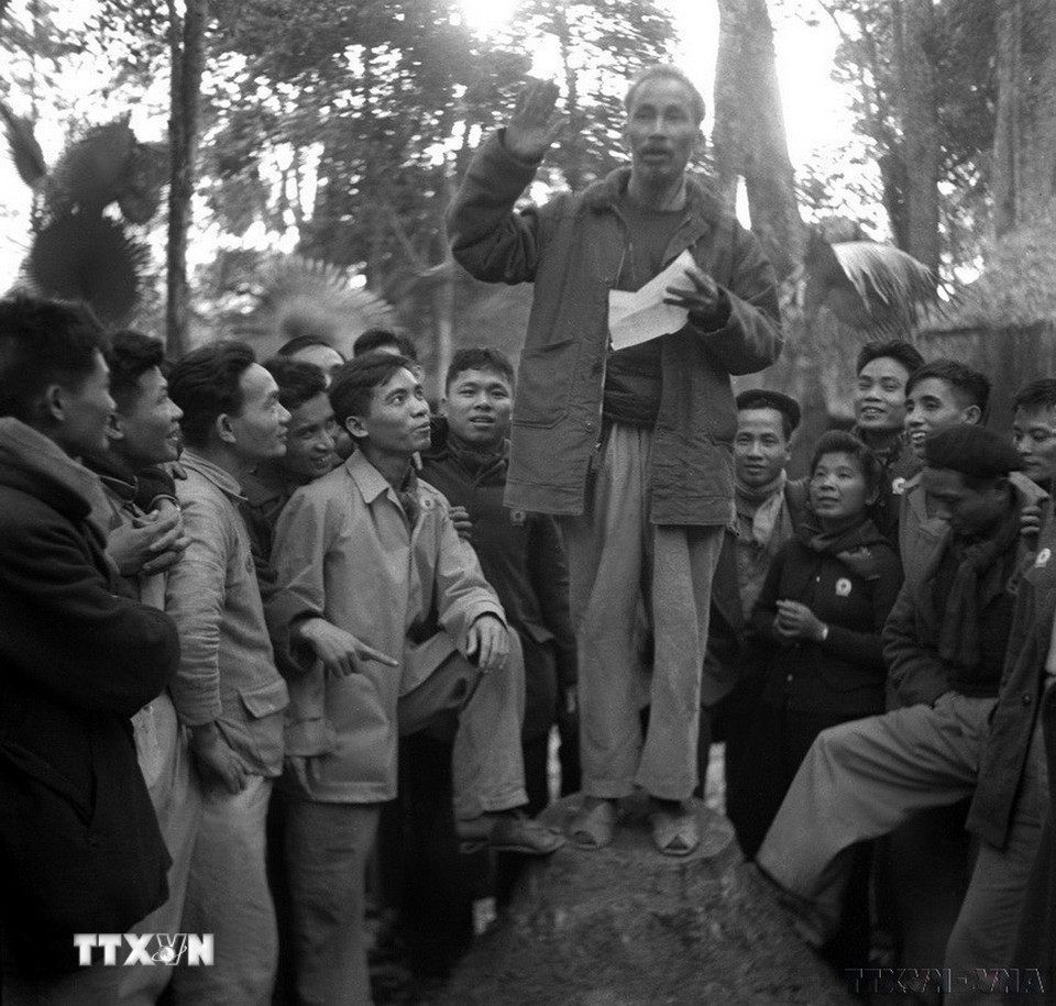 Hồ Chủ tịch nói chuyện với các đại biểu về dự hội nghị của Đảng để quyết định đưa Đảng ra hoạt động công khai (3/3/1951). (Ảnh: TTXVN)