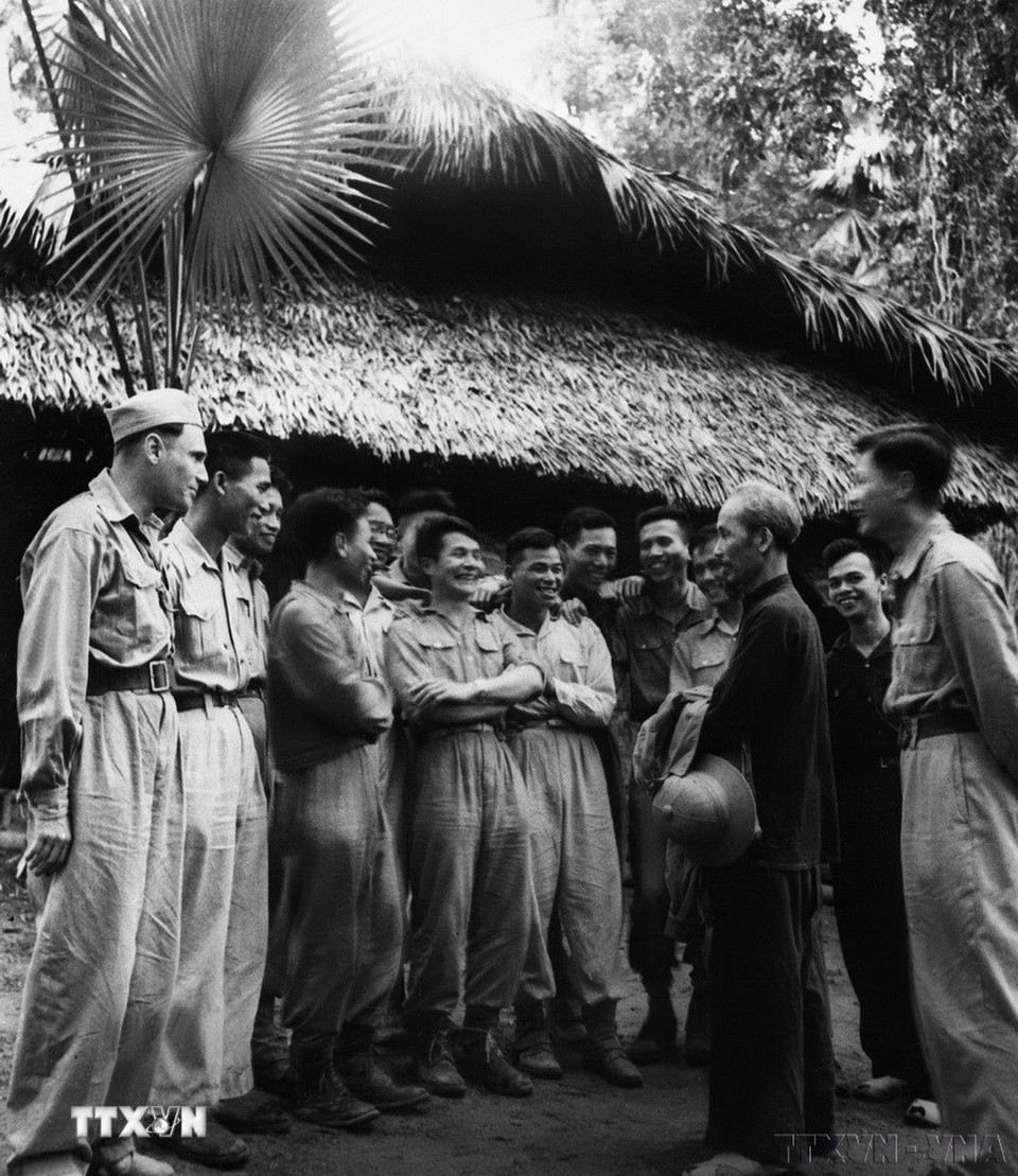 Chủ tịch Hồ Chí Minh nói chuyện trao đổi với các đại biểu dự Đại hội Đảng toàn quốc lần thứ II trong giờ giải lao (2/1951). (Ảnh: TTXVN)