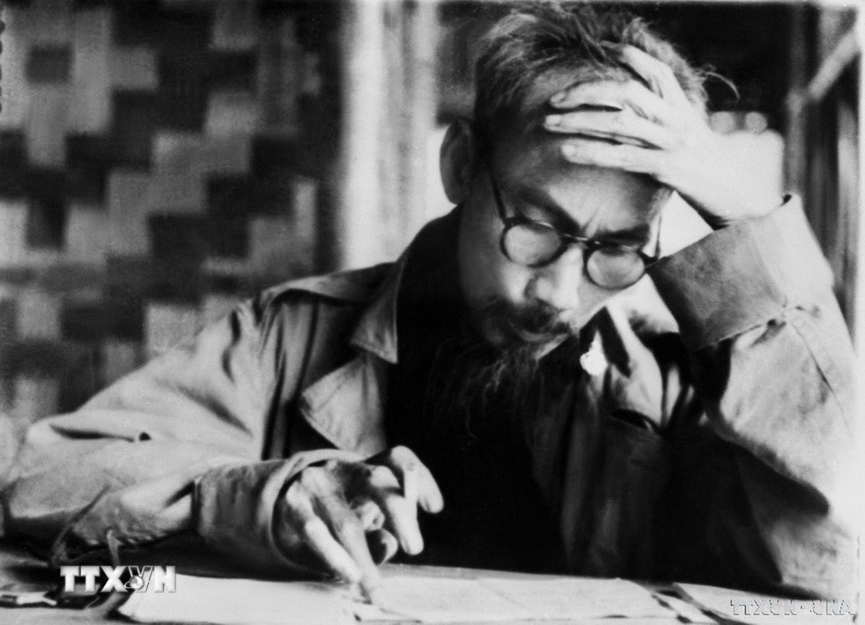 Chủ tịch Hồ Chí Minh làm việc tại Việt Bắc trong thời kỳ kháng chiến chống thực dân Pháp. (Ảnh: TTXVN)