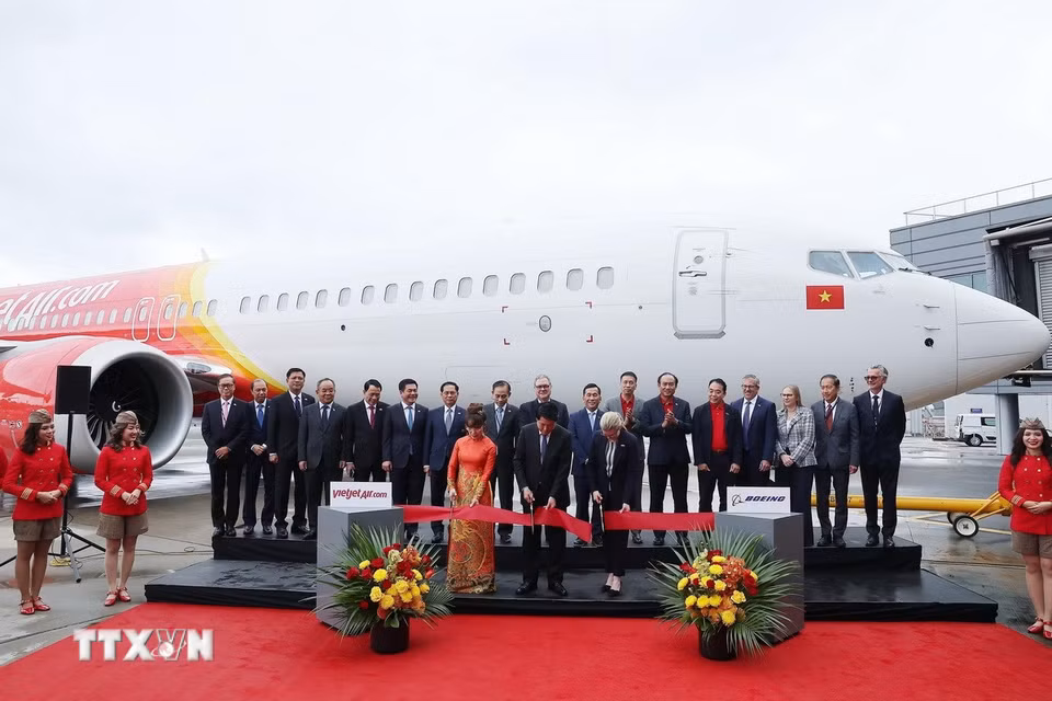 Chủ tịch nước Lương Cường chứng kiến Lễ bàn giao máy bay Boeing 737-8 đầu tiên giữa Tập đoàn Boeing và Hãng hàng không Vietjet Air. (Ảnh: Lâm Khánh/TTXVN)