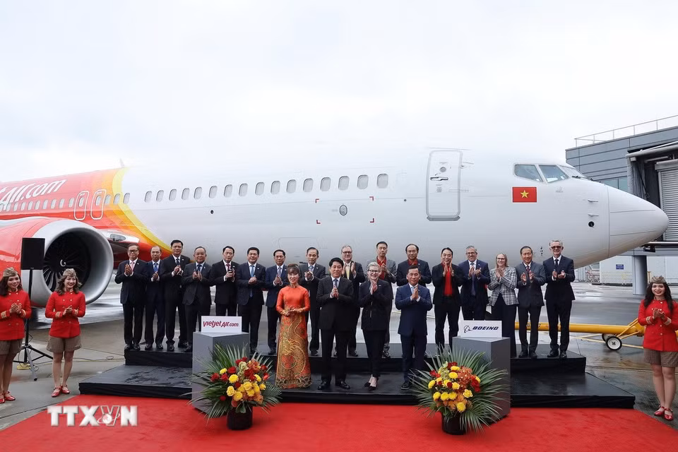Chủ tịch nước Lương Cường chứng kiến Lễ bàn giao máy bay Boeing 737-8 đầu tiên giữa Tập đoàn Boeing và Hãng hàng không Vietjet Air. (Ảnh: Lâm Khánh/TTXVN)