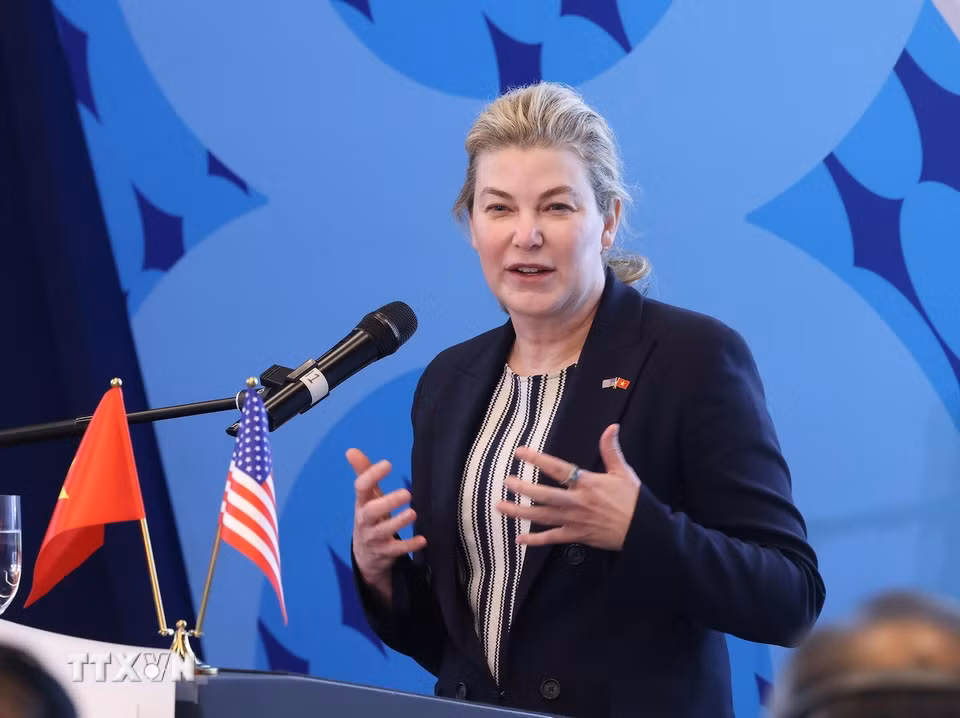 Bà Stephanie Pope, Phó Chủ tịch điều hành của Tập đoàn Boeing, đồng thời là Chủ tịch kiêm Giám đốc điều hành của Boeing Commercial Airplanes (BCA) phát biểu tại Lễ bàn giao máy bay. (Ảnh: Lâm Khánh/TTXVN)