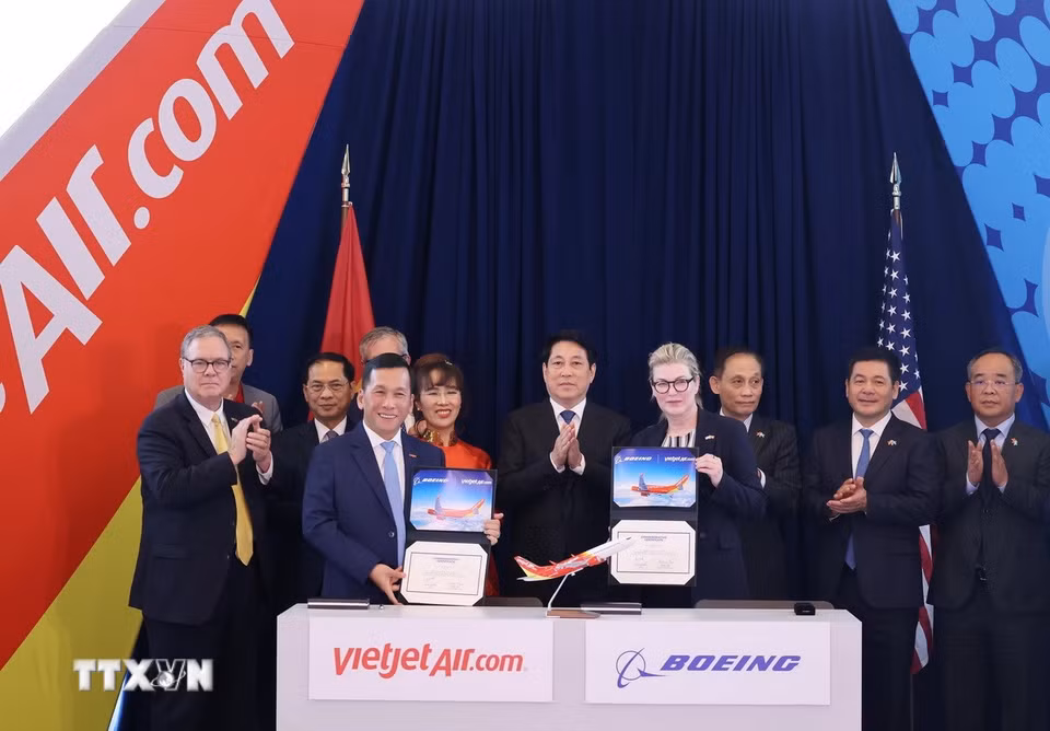 Chủ tịch nước Lương Cường chứng kiến lễ ký kết bàn giao máy bay Boeing 737-8 đầu tiên giữa Tập đoàn Boeing và Hãng hàng không Vietjet Air. (Ảnh: Lâm Khánh/TTXVN)