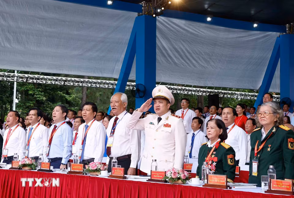 Các đại biểu thực hiện nghi thức chào cờ. (Ảnh: Thống Nhất/TTXVN)