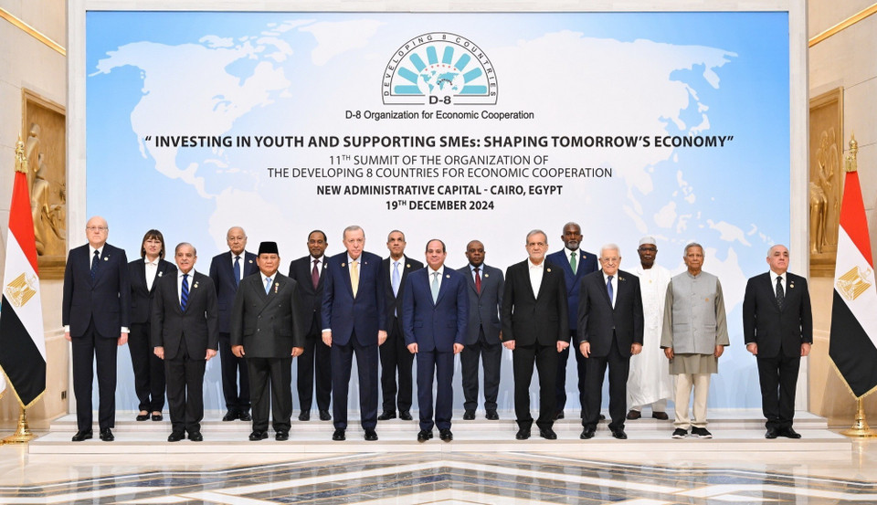 Phát biểu tại Hội nghị Thượng đỉnh Tổ chức Hợp tác Kinh tế (Hội nghị thượng đỉnh D-8) lần thứ 11 diễn ra ngày 19/12/2024 tại Cairo (Ai Cập), Tổng thống nước chủ nhà Abdel-Fattah El-Sisi nhấn mạnh sự cần thiết phải thúc đẩy các nỗ lực tập thể để tăng cường hợp tác và thực hiện các dự án chung trên các lĩnh vực khác nhau nhằm giải quyết những thách thức mà các nước đang phát triển phải đối mặt. (Ảnh: THX/TTXVN)
