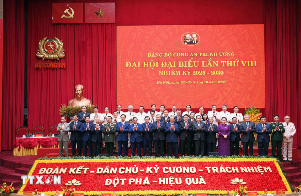 Lãnh đạo, nguyên lãnh đạo Đảng, Nhà nước với các đại biểu tham dự Đại hội đại biểu Đảng bộ Công an Trung ương lần thứ VIII, nhiệm kỳ 2025 - 2030. (Ảnh: Phạm Kiên/TTXVN)