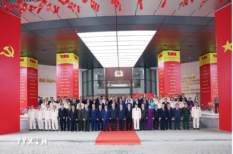 Các đồng chí lãnh đạo, nguyên lãnh đạo Đảng, Nhà nước dự Đại hội đại biểu Đảng bộ Công an Trung ương lần thứ VIII, nhiệm kỳ 2025 - 2030. (Ảnh: Thống Nhất/TTXVN)