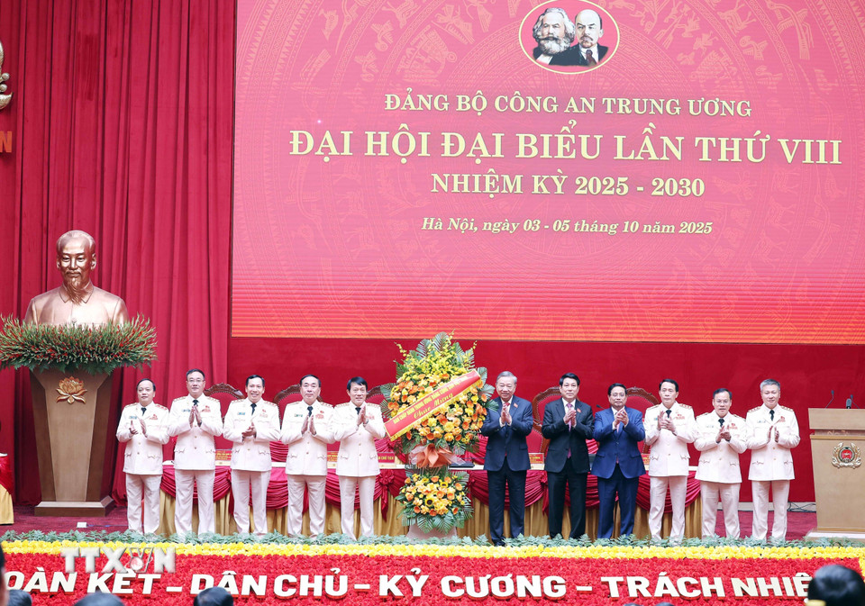 Tổng Bí thư Tô Lâm thay mặt Ban chấp hành Trung ương tặng hoa cho Đại hội. (Ảnh: Thống Nhất/TTXVN)