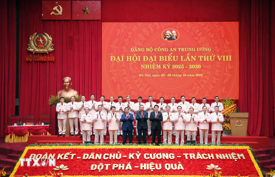 Tổng Bí thư Tô Lâm, Chủ tịch nước Lương Cường và Thủ tướng Phạm Minh Chính với các đồng chí trong Đảng ủy Công an Trung ương và lãnh đạo Bộ Công an. (Ảnh: Phạm Kiên/TTXVN)