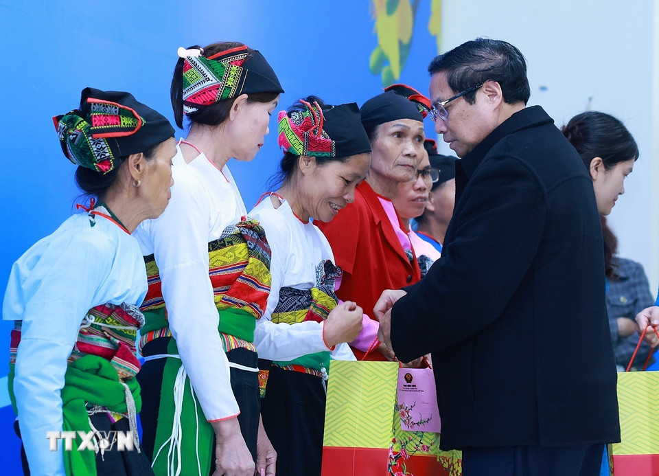 Thủ tướng Phạm Minh Chính tặng quà Tết cho các gia đình chính sách huyện Ngọc Lặc, tỉnh Thanh Hóa. (Ảnh: Dương Giang/TTXVN)