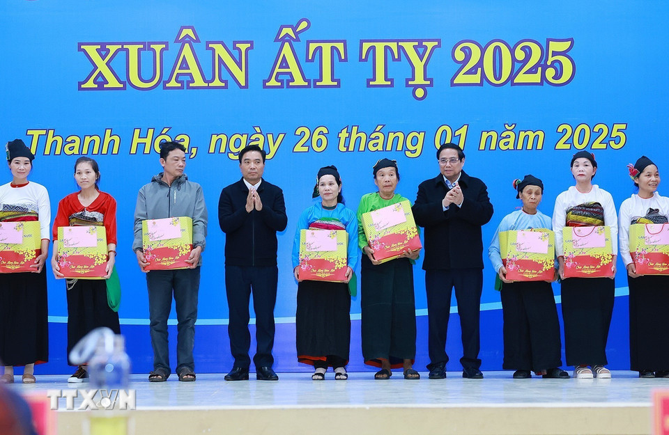 Thủ tướng Phạm Minh Chính chúc Tết nhân dân các dân tộc huyện Ngọc Lặc, tỉnh Thanh Hóa. (Ảnh: Dương Giang/TTXVN)
