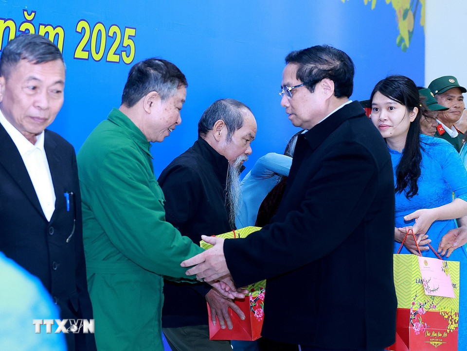 Thủ tướng Phạm Minh Chính tặng quà Tết cho các gia đình chính sách, người có công với các mạng huyện Ngọc Lặc, tỉnh Thanh Hóa. (Ảnh: Dương Giang/TTXVN)