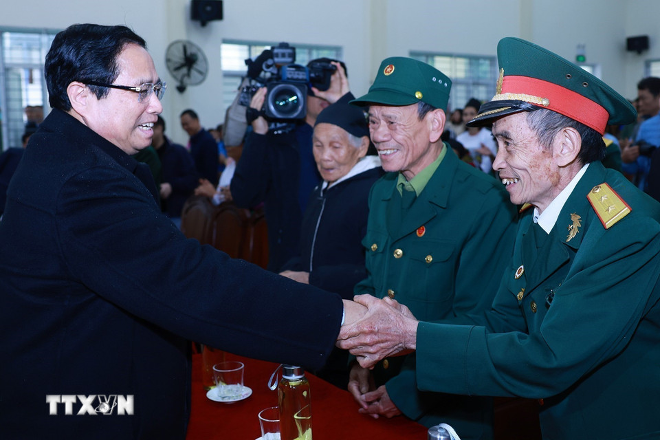 Thủ tướng Phạm Minh Chính với nhân dân các dân tộc huyện Ngọc Lặc, tỉnh Thanh Hóa. (Ảnh: Dương Giang/TTXVN)