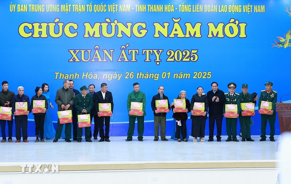 Thủ tướng Phạm Minh Chính tặng quà Tết cho các gia đình chính sách, người có công với các mạng huyện Ngọc Lặc, tỉnh Thanh Hóa. (Ảnh: Dương Giang/TTXVN)