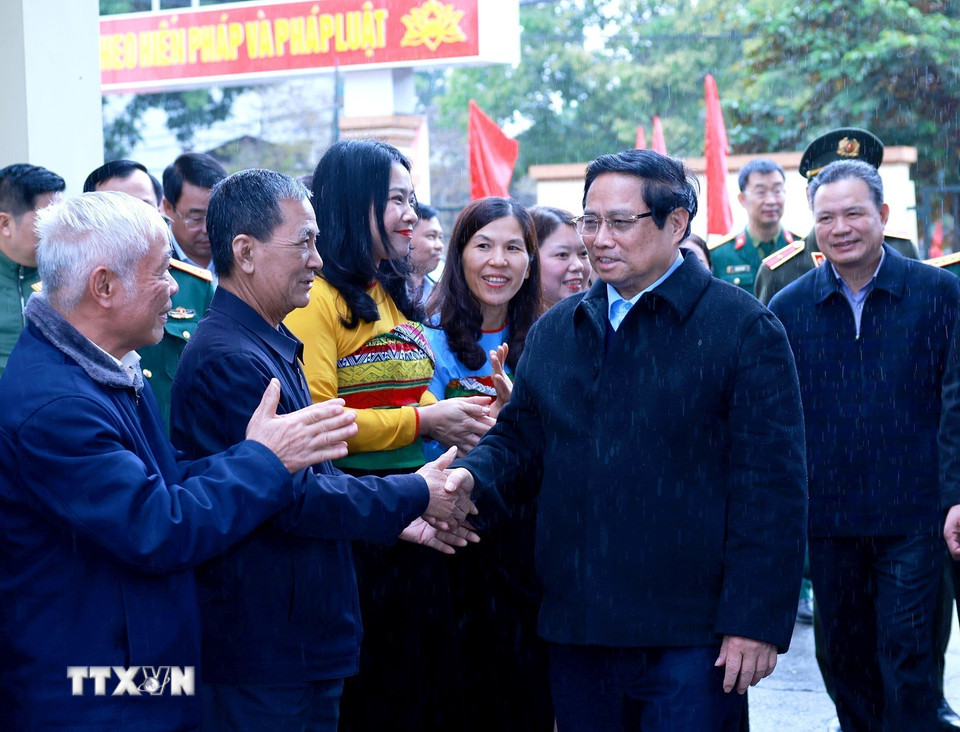 Thủ tướng Phạm Minh Chính với nhân dân các dân tộc huyện Ngọc Lặc, tỉnh Thanh Hóa. (Ảnh: Dương Giang/TTXVN)