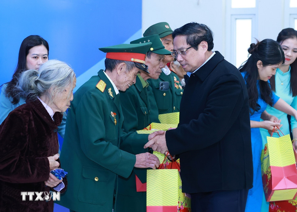 Thủ tướng Phạm Minh Chính tặng quà Tết cho các gia đình chính sách, người có công với các mạng huyện Ngọc Lặc, tỉnh Thanh Hoá. (Ảnh: Dương Giang/TTXVN)