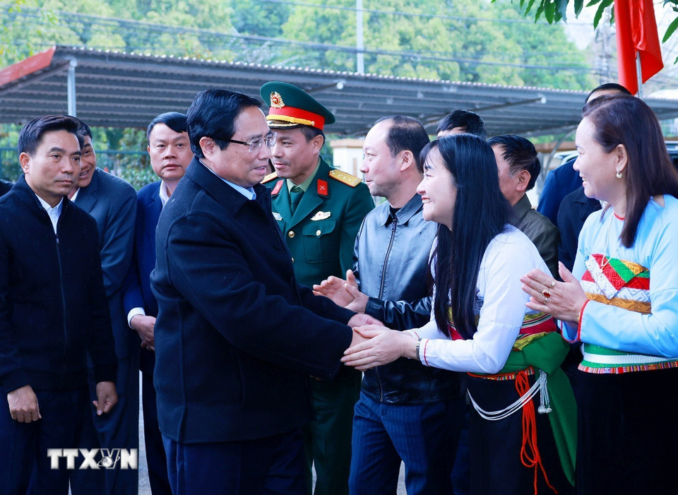 Thủ tướng Phạm Minh Chính với nhân dân các dân tộc huyện Ngọc Lặc, tỉnh Thanh Hóa. (Ảnh: Dương Giang/TTXVN)
