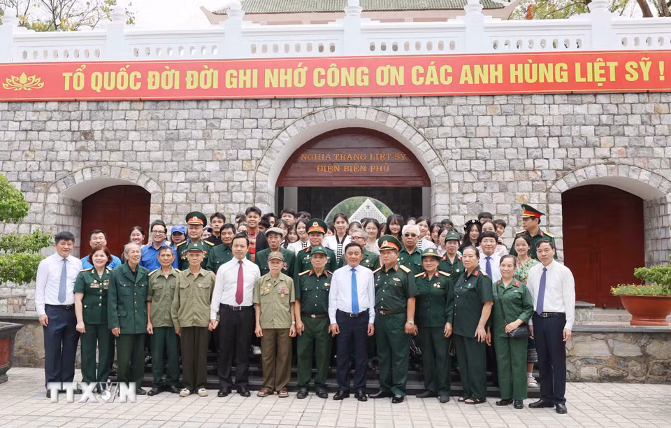 Thường trực Ban Bí thư Trần Cẩm Tú cùng nhân dân tỉnh Điện Biên tại Nghĩa trang liệt sỹ Quốc gia A1. (Ảnh: Phương Hoa/TTXVN)