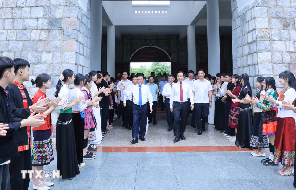 Thường trực Ban Bí thư Trần Cẩm Tú với nhân dân các dân tộc tỉnh Điện Biên tại Nghĩa trang liệt sỹ Quốc gia A1. (Ảnh: Phương Hoa/TTXVN)