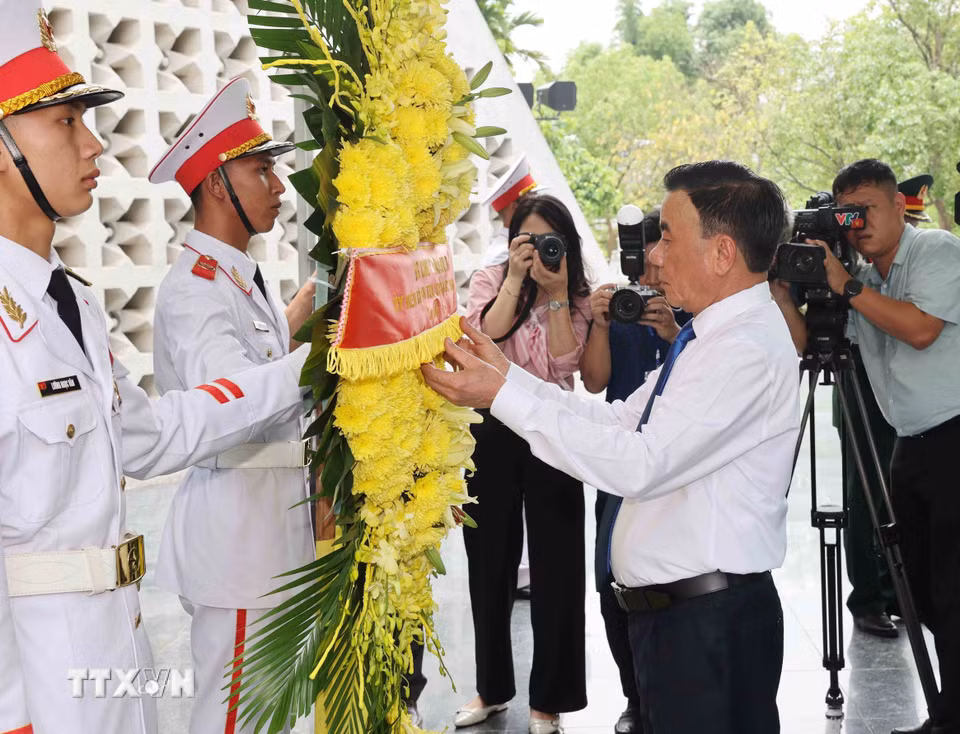 Thường trực Ban Bí thư Trần Cẩm Tú dâng hoa tại Nghĩa trang liệt sỹ Quốc gia A1. (Ảnh: Phương Hoa/TTXVN)