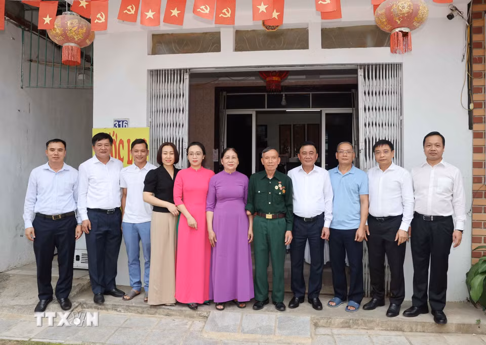Thường trực Ban Bí thư Trần Cẩm Tú thăm gia đình thương binh Đinh Văn Bán, phường Điện Biên Phủ. (Ảnh: Phương Hoa/TTXVN) ​