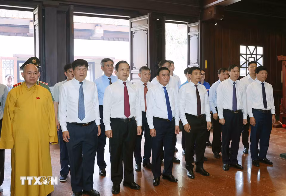Thường trực Ban Bí thư Trần Cẩm Tú cùng Đoàn công tác của Trung ương dâng hương tưởng niệm các Anh hùng liệt sĩ tại Đền thờ Liệt sỹ chiến trường Điện Biên phủ. (Ảnh: Phương Hoa/TTXVN)