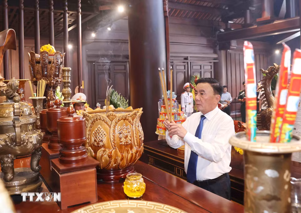 Thường trực Ban Bí thư Trần Cẩm Tú dâng hương tưởng niệm các Anh hùng liệt sỹ tại Đền thờ Liệt sỹ chiến trường Điện Biên phủ. (Ảnh: Phương Hoa/TTXVN)