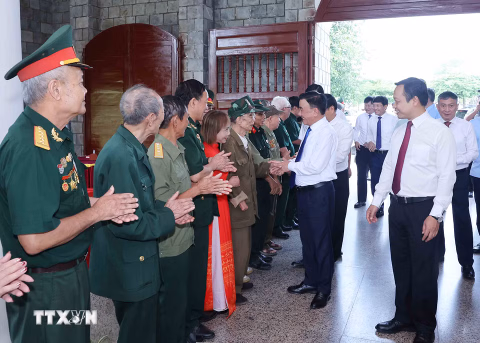Thường trực Ban Bí thư Trần Cẩm Tú cùng các cựu chiến binh tại Nghĩa trang liệt sỹ Quốc gia A1. (Ảnh: Phương Hoa/TTXVN)