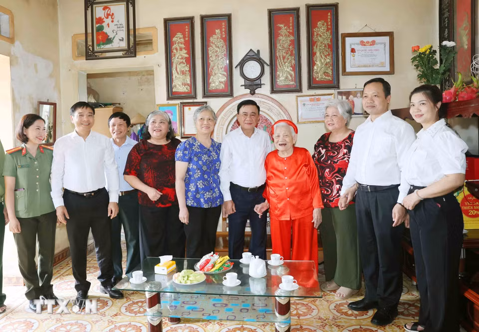 Thường trực Ban Bí thư Trần Cẩm Tú thăm gia đình mẹ Vũ Thị Dần (mẹ liệt sỹ Đỗ Văn Thử), phường Điện Biên Phủ. (Ảnh: Phương Hoa/TTXVN)