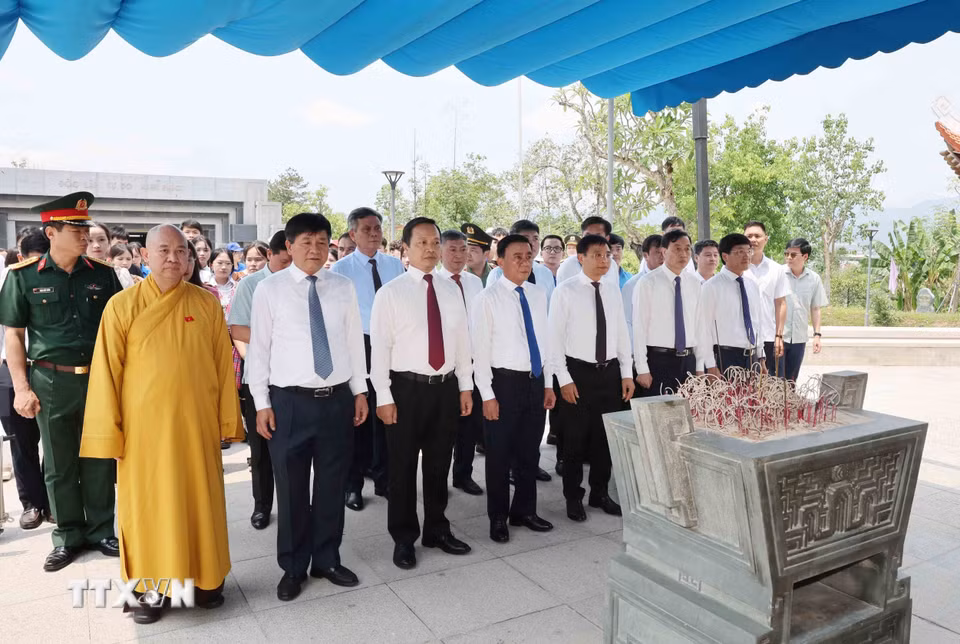 Thường trực Ban Bí thư Trần Cẩm Tú cùng Đoàn công tác của Trung ương dâng hương tưởng niệm các Anh hùng liệt sỹ tại Đền thờ Liệt sỹ chiến trường Điện Biên phủ. (Ảnh: Phương Hoa/TTXVN)