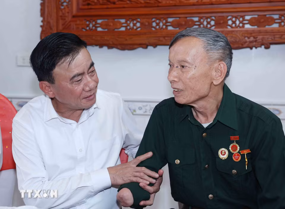 Thường trực Ban Bí thư Trần Cẩm Tú thăm gia đình thương binh Đinh Văn Bán, phường Điện Biên Phủ. (Ảnh: Phương Hoa/TTXVN)