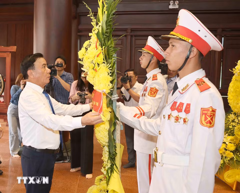 Thường trực Ban Bí thư Trần Cẩm Tú dâng hoa tưởng niệm các Anh hùng liệt sỹ tại Đền thờ Liệt sỹ chiến trường Điện Biên phủ. (Ảnh: Phương Hoa/TTXVN)