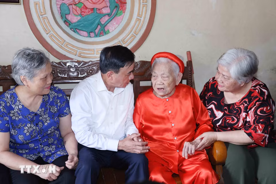Thường trực Ban Bí thư Trần Cẩm Tú thăm gia đình mẹ Vũ Thị Dần (mẹ liệt sỹ Đỗ Văn Thử), phường Điện Biên Phủ. (Ảnh: Phương Hoa/TTXVN)