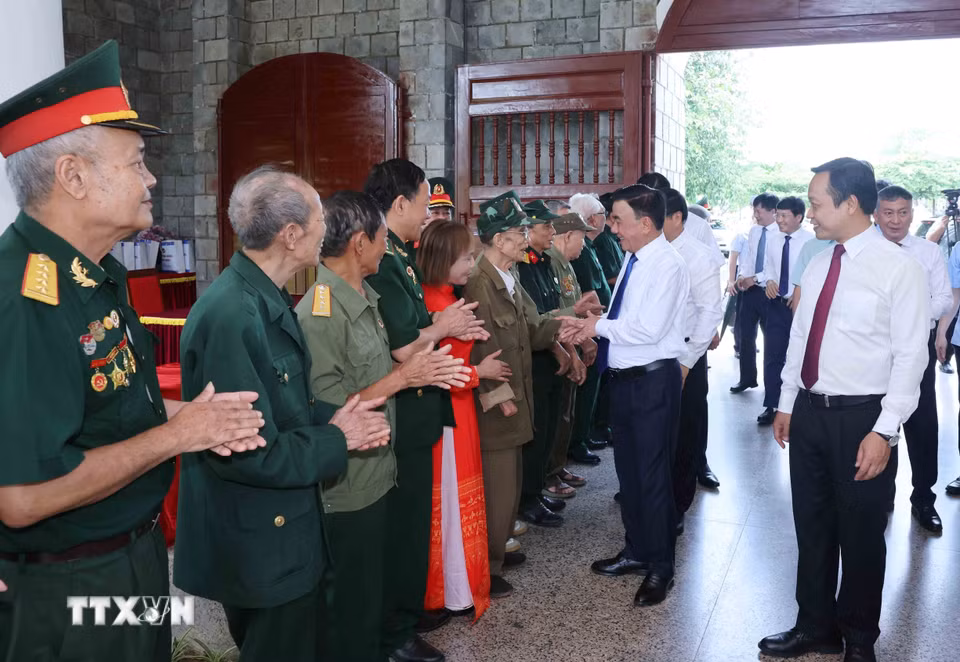 Thường trực Ban Bí thư Trần Cẩm Tú cùng các cựu chiến binh tại Nghĩa trang liệt sỹ Quốc gia A1. (Ảnh: Phương Hoa/TTXVN)