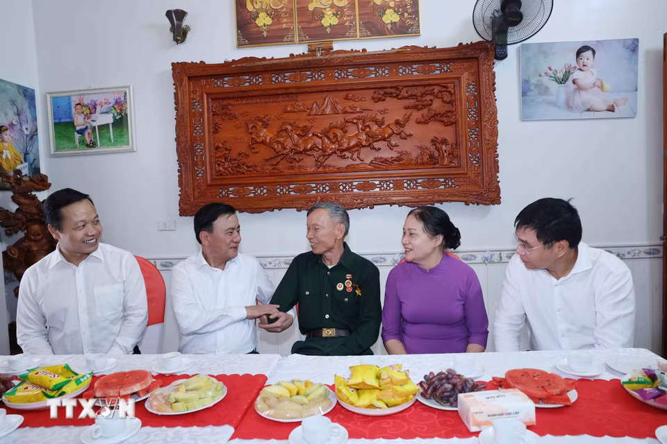 Thường trực Ban Bí thư Trần Cẩm Tú thăm gia đình thương binh Đinh Văn Bán, phường Điện Biên Phủ. (Ảnh: Phương Hoa/TTXVN)