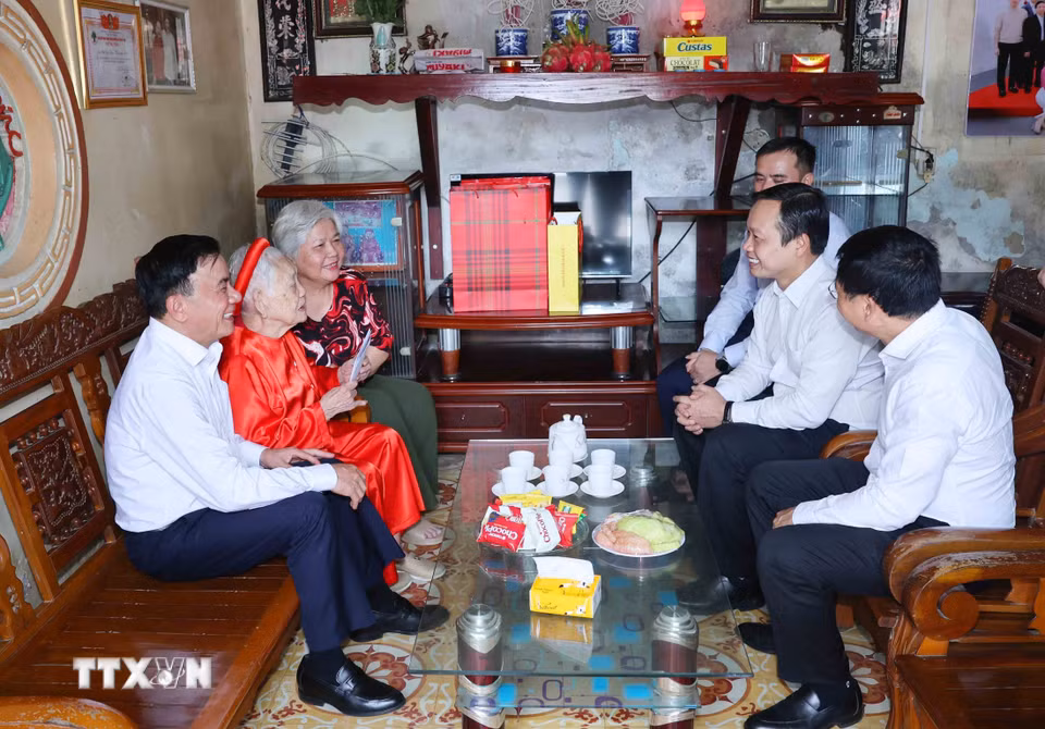 Thường trực Ban Bí thư Trần Cẩm Tú thăm gia đình mẹ Vũ Thị Dần (mẹ liệt sỹ Đỗ Văn Thử), phường Điện Biên Phủ. (Ảnh: Phương Hoa/TTXVN)