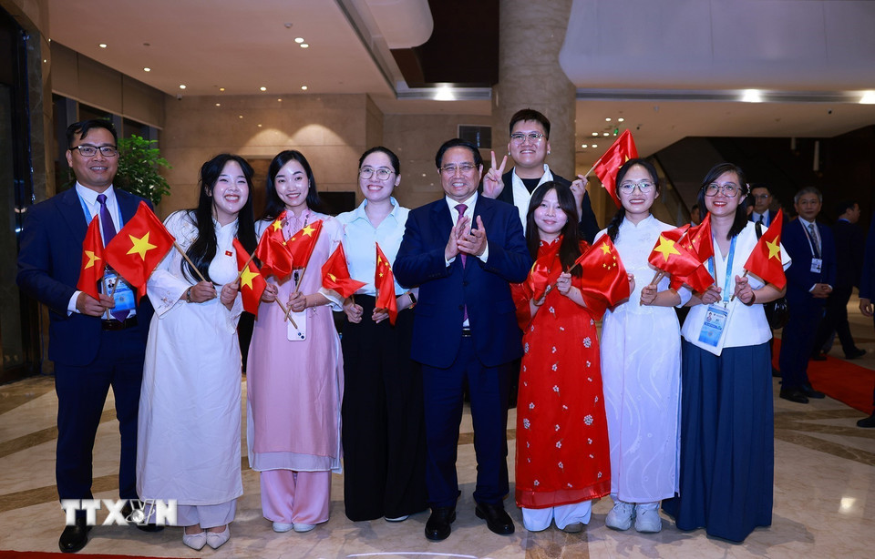 Cộng đồng người Việt Nam tại Thiên Tân đón Thủ tướng Phạm Minh Chính sang tham dự Hội nghị Thượng đỉnh Tổ chức Hợp tác Thượng Hải (SCO) 2025. (Ảnh: Dương Giang/TTXVN)