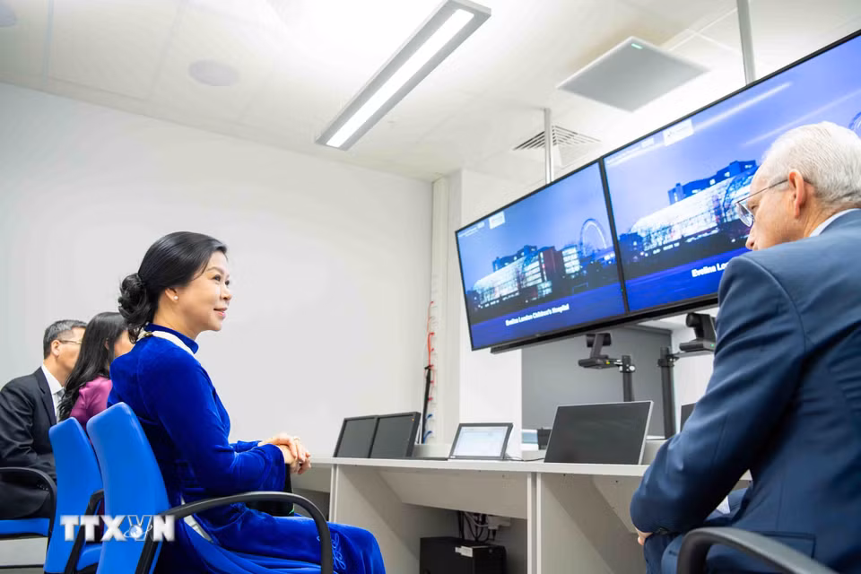 Phu nhân Tổng Bí thư thăm Bệnh viện Nhi Evelina London. (Ảnh: TTXVN phát)