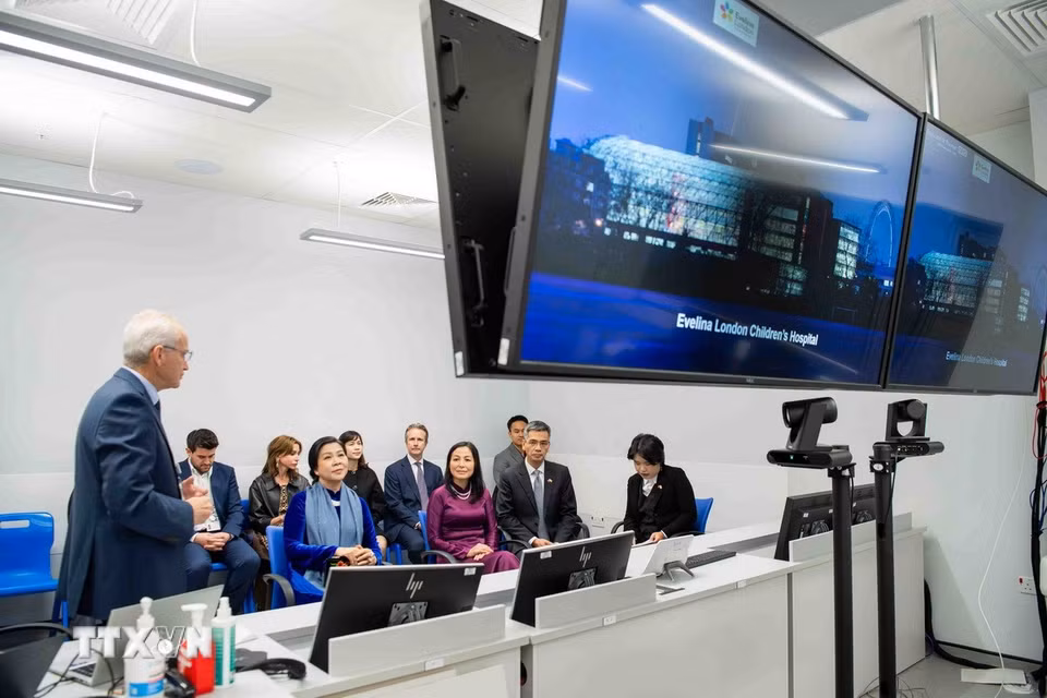 Phu nhân Tổng Bí thư thăm Bệnh viện Nhi Evelina London. (Ảnh: TTXVN phát)
